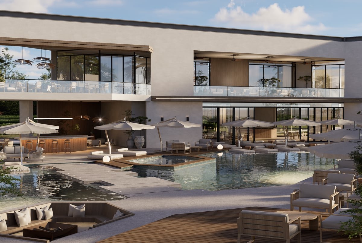Piscina infinita y deck lounge al atardecer