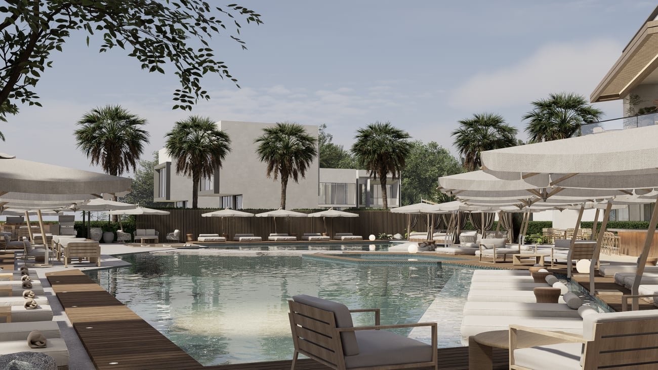 Piscina y solárium con palmeras